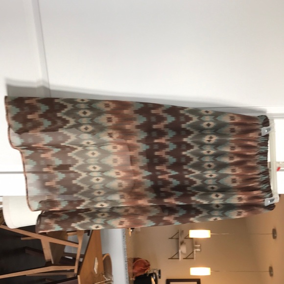 Cute high-lo skirt with Aztec pattern - Picture 2 of 2